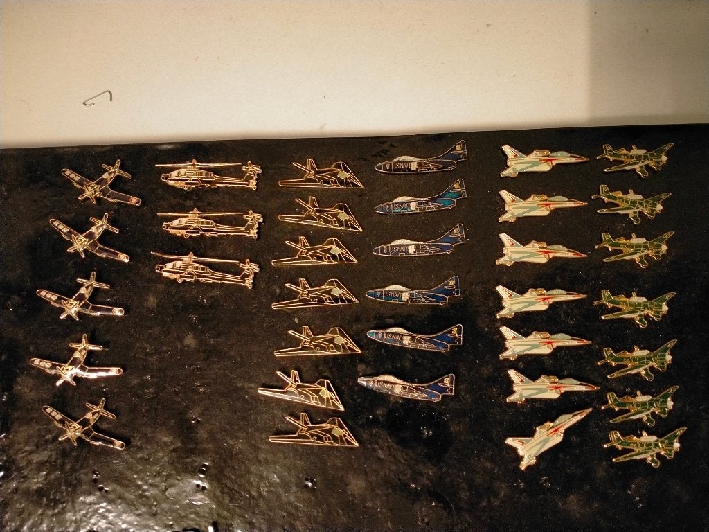 Vliegtuig straaljager helikopter voertuig pin pins, Ophalen of Verzenden, Zo goed als nieuw, Overige onderwerpen