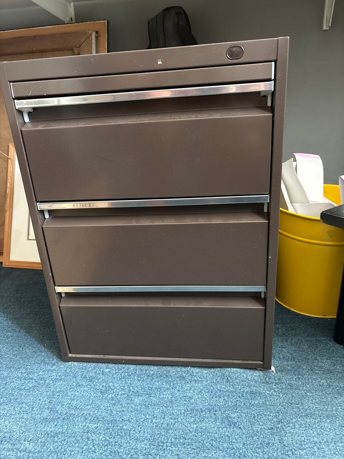 Metalen archiefkast met 3 laden - Bruin, Ophalen, Gebruikt, 100 tot 150 cm, Meerdere deuren