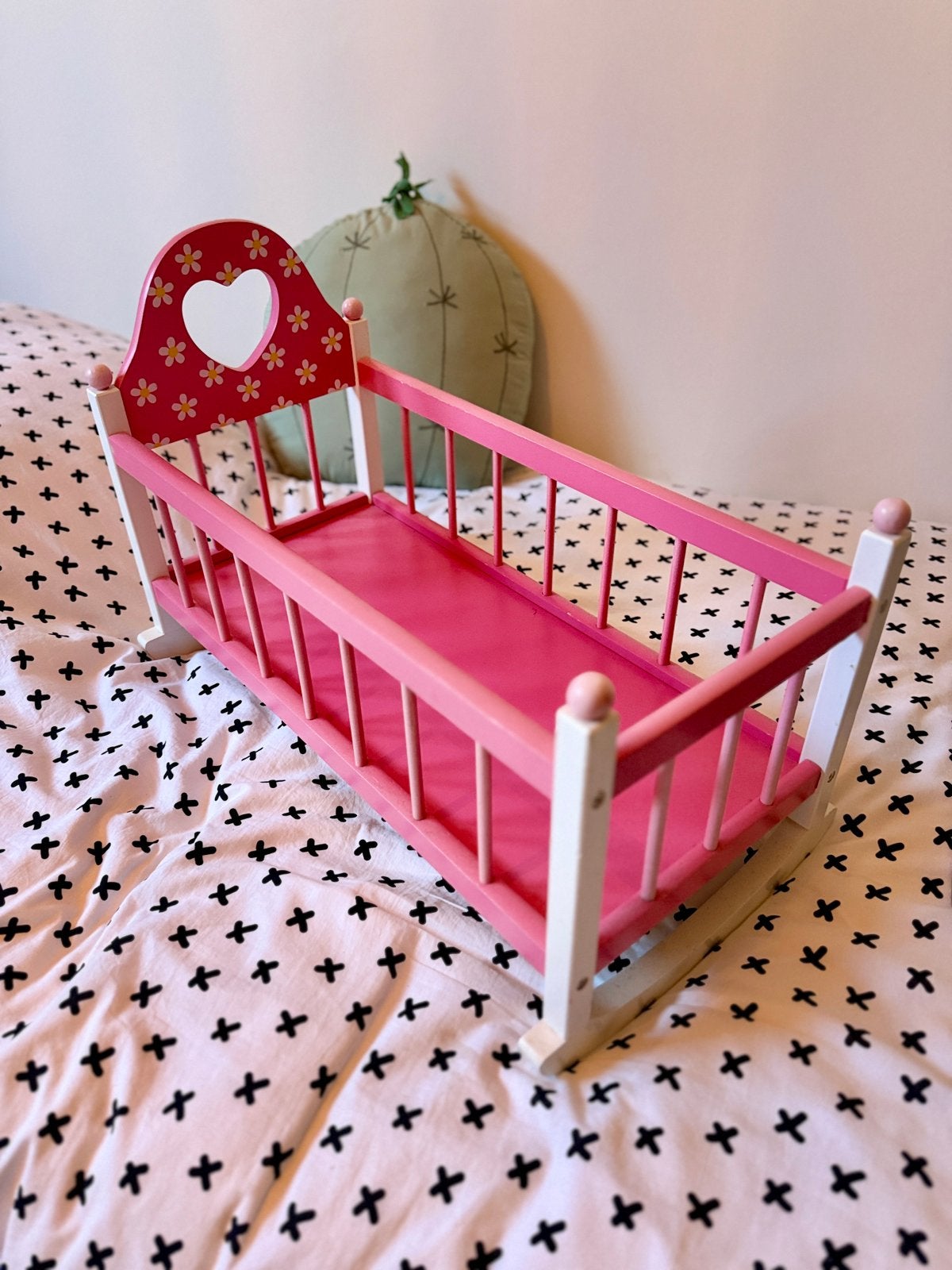 Schattig houten poppenwiegje in roze en wit, Ophalen, Zo goed als nieuw, Babypop