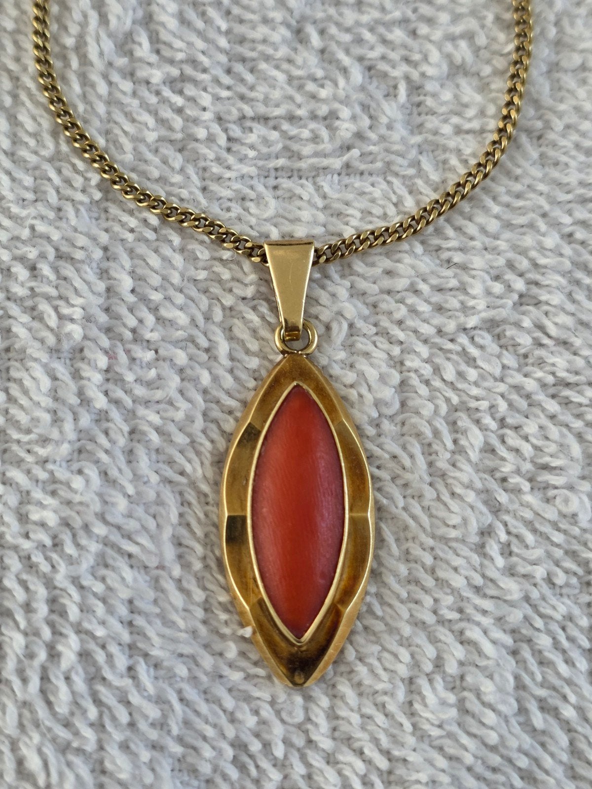 Antiek 14K Gouden ketting en hanger met Bloedkoraal., Met hanger, Ophalen of Verzenden, Zo goed als nieuw, Goud