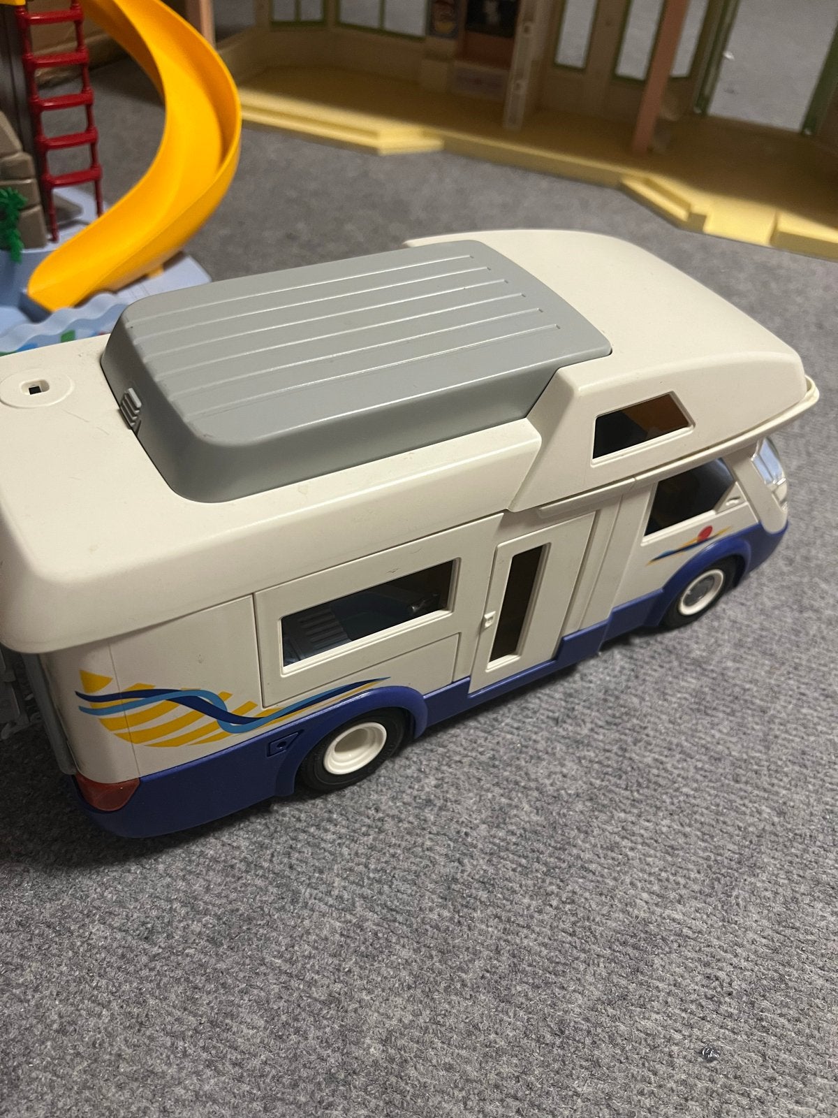 Foto 8 van Grote partij Playmobil: Hotel, Ziekenhuis, Zwembad, Camper