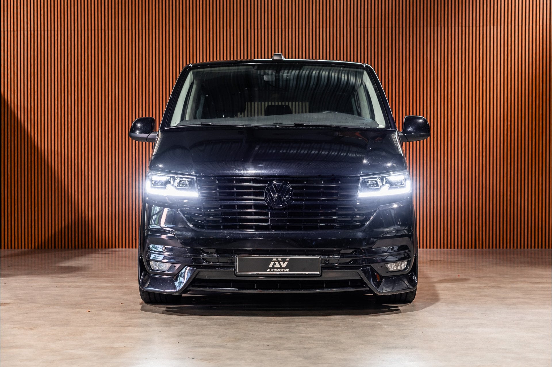 Volkswagen Transporter 2.0 TDI L2H1 DC Caravelle | LeightonV, Auto's, 2241 kg, Gebruikt, 4 cilinders, Volkswagen
