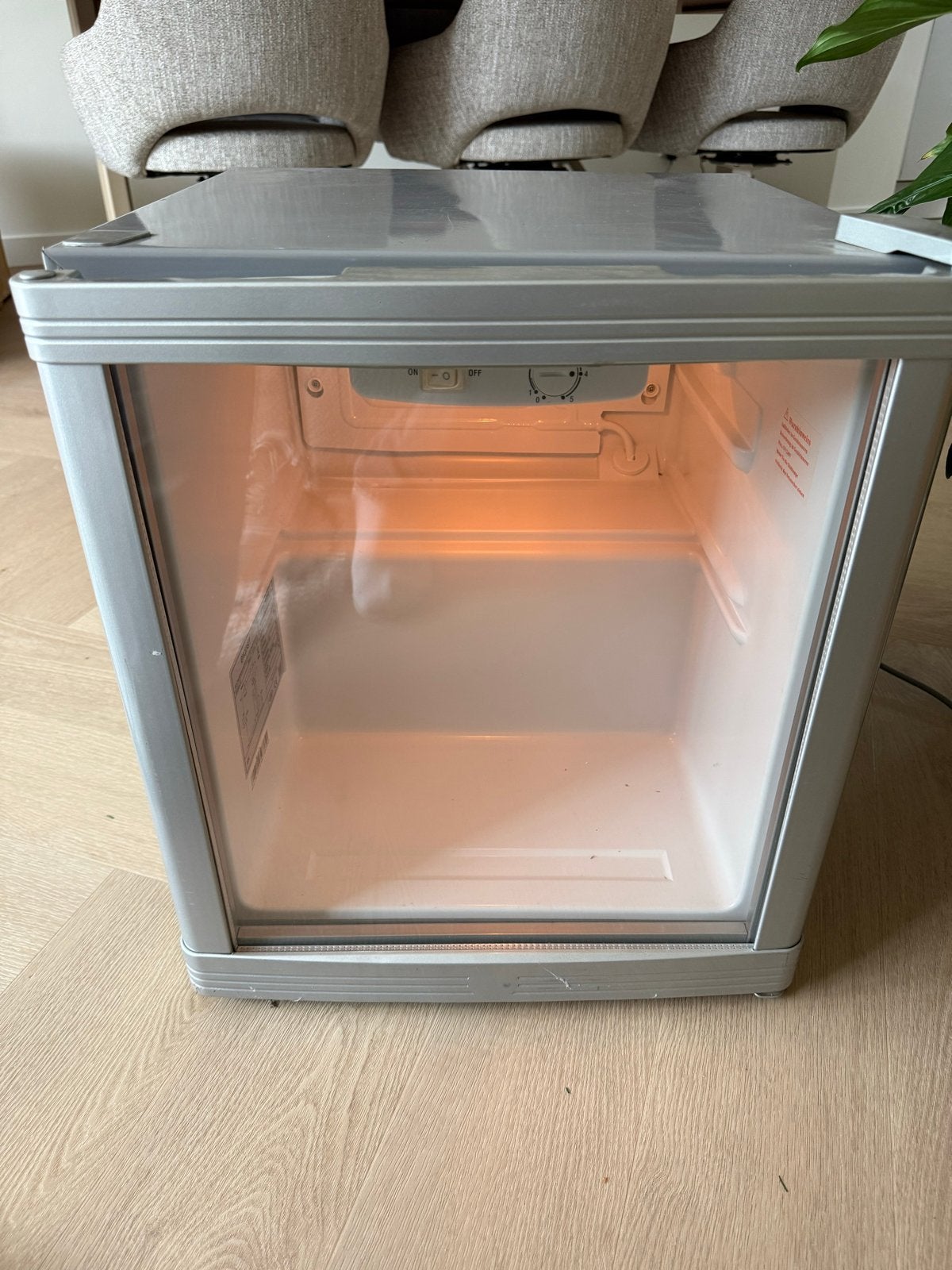 Compacte mini koelkast met glazen deur, Ophalen, Minder dan 75 liter, Zonder vriesvak, Gebruikt