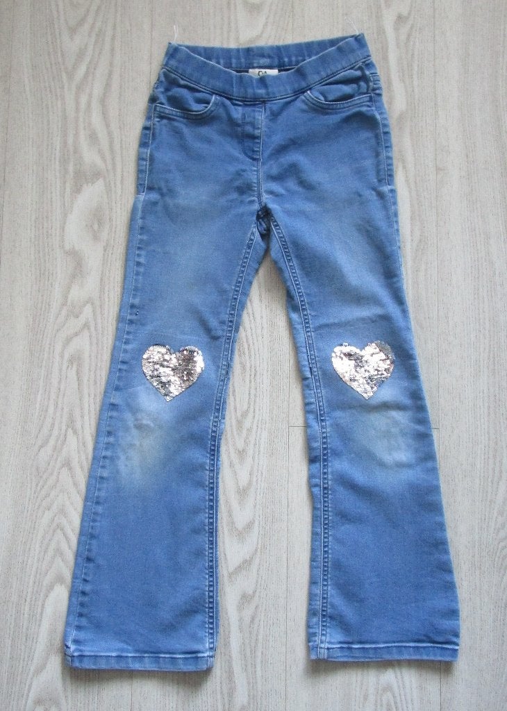 Meisjes Flared Jegging met Pailletten Hartjes – Maat 134, Broek, Gebruikt, C&A, Meisje