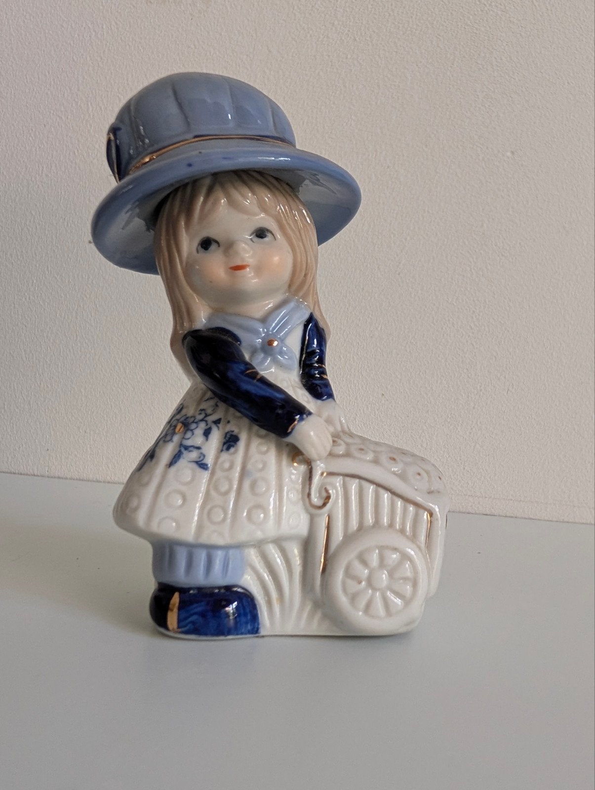 Vintage porseleinen beeldje meisje met kar – Made in Taiwan, Verzamelen, Ophalen of Verzenden, Zo goed als nieuw, Mens