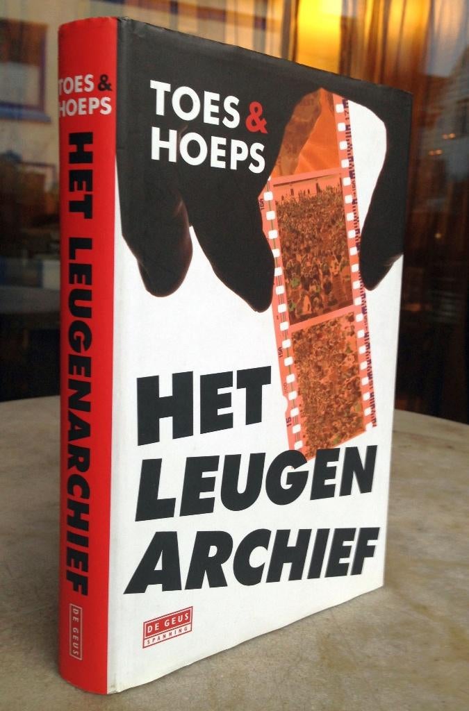 Toes & Hoeps - Het leugenarchief (2009 1e dr.) GRATIS !!!  , Boeken, Verzenden, Zo goed als nieuw