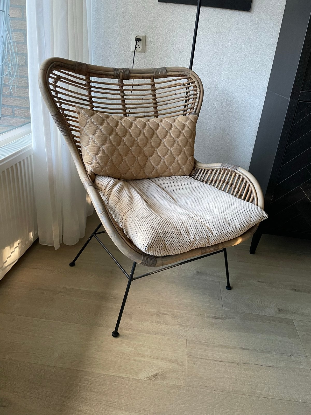 Rotan fauteuil met metalen onderstel, Huis en Inrichting, Stoelen, Ophalen, Gebruikt, Bruin, Riet of Rotan