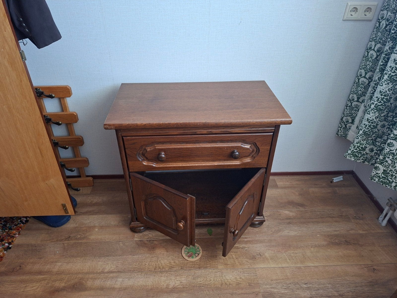 televisie / Radiokastje van donker hout, Ophalen