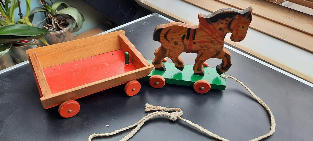houten paard en wagentje handgemaakt oud, Ophalen of Verzenden, Gebruikt, Duw- of Trekspeelgoed