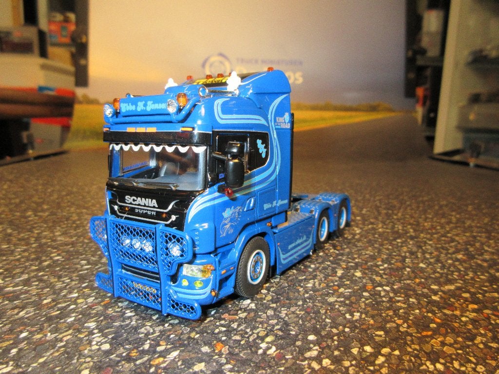 WSI Scania R5 Ebbe K. Jensen met certificaat, Ophalen of Verzenden, Nieuw, Bus of Vrachtwagen, Wsi