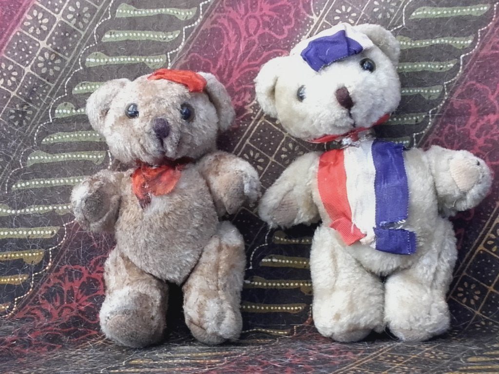 Twee mooie oude vintage Engelse beren compleet met flesjes.