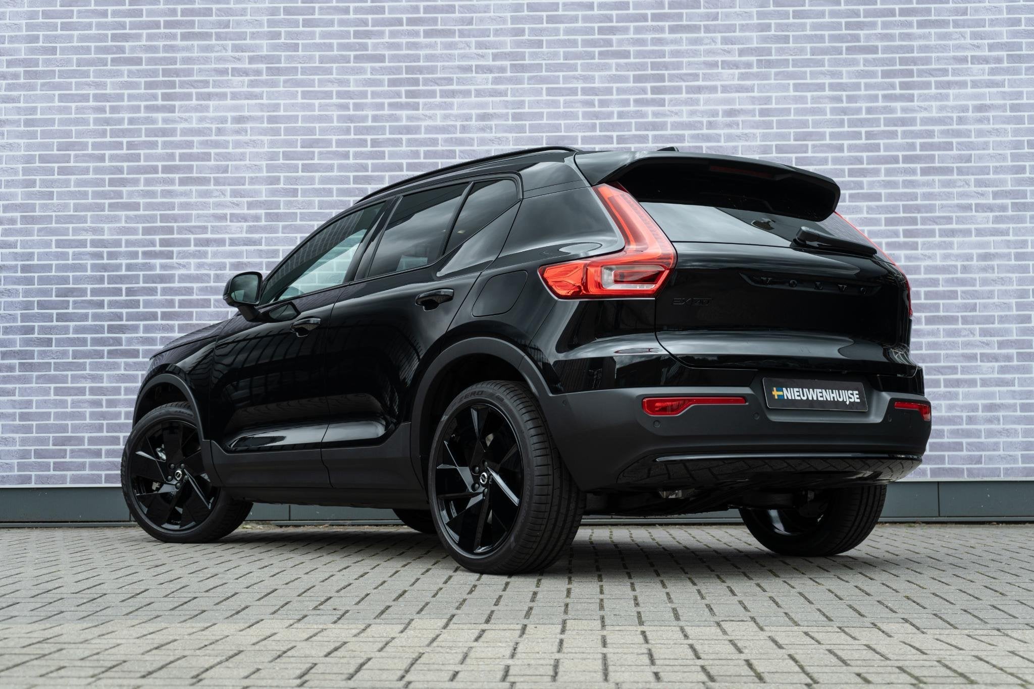 Volvo EX40 Single Motor Extended Range Plus Black Ed. 82 kWh, Auto's, Gebruikt, Zwart, 1975 kg, SUV of Terreinwagen