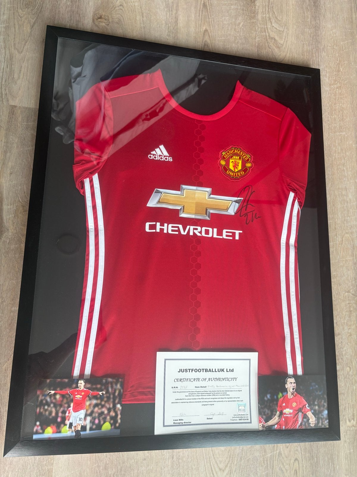 Ingelijst gesigneerd shirt Zlatan Ibrahimovic + certificaat, Verzamelen, Sportartikelen en Voetbal, Ophalen of Verzenden, Zo goed als nieuw