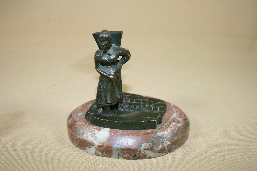 Antiek bronzen beeldje vrouw met mand op marmeren voet, Minder dan 20 cm, Ophalen of Verzenden, Brons, Op sokkel