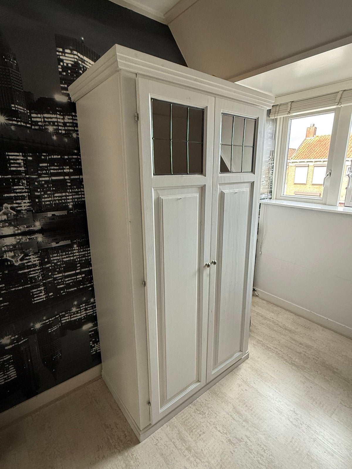 Witte kledingkast met glas en lood raampjes, Huis en Inrichting, Ophalen, Gebruikt, 100 tot 150 cm, Landelijk