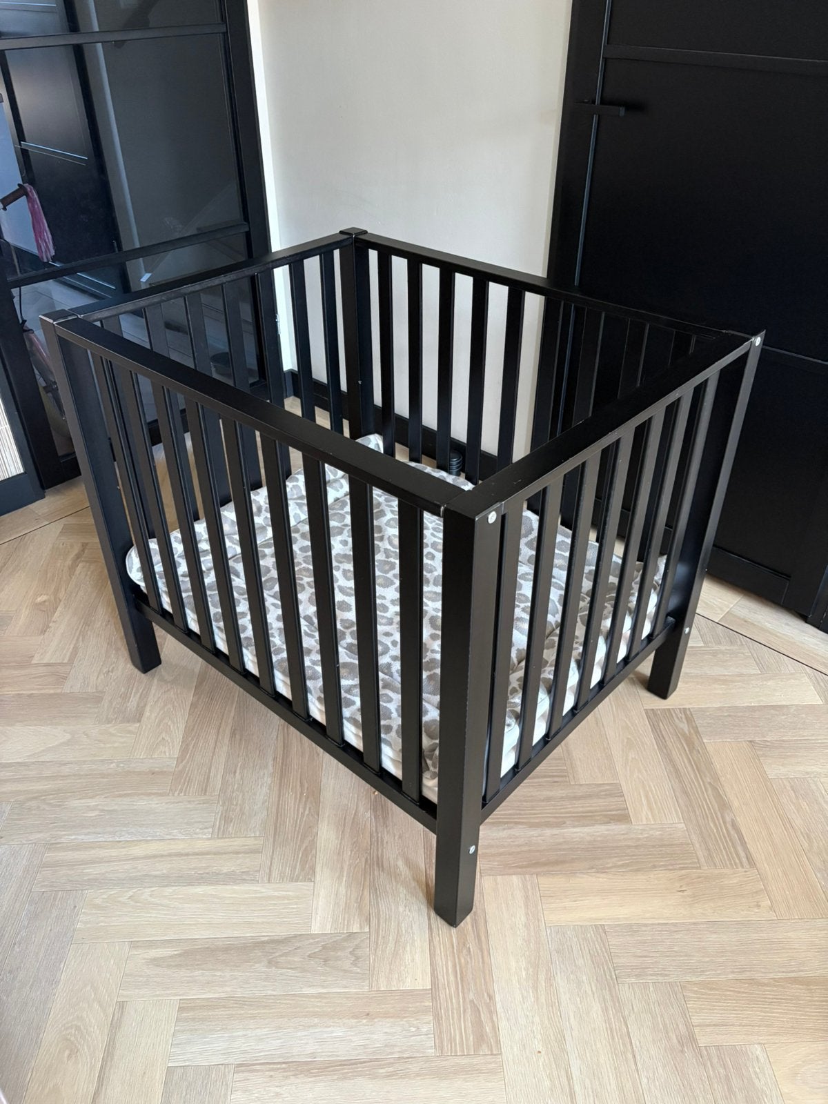 Baby Box hout zwart 100x80 inclusief matras en boxkleed, Kinderen en Baby's, Boxen, Ophalen, Zo goed als nieuw, Rechthoekig, In hoogte verstelbaar
