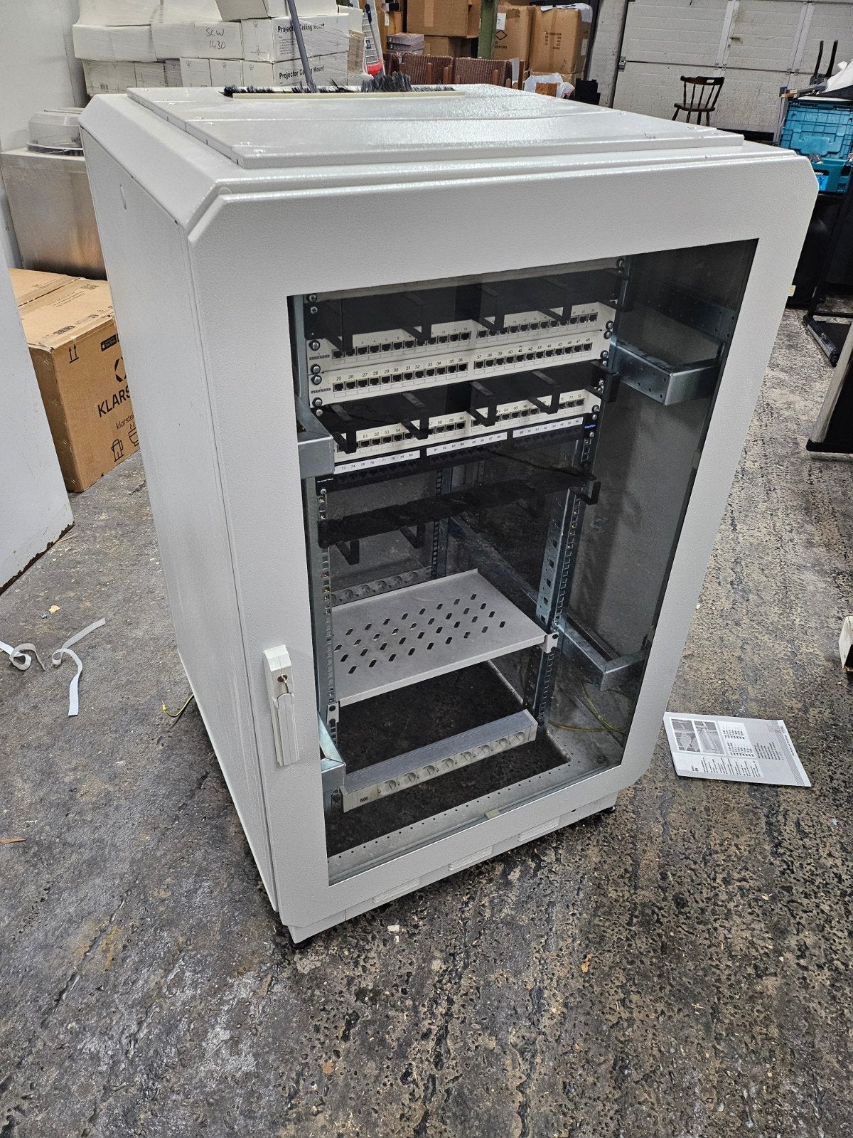 Compacte Serverkast/Netwerkkast/Patchkast met Patchpanelen, Ophalen, Gebruikt