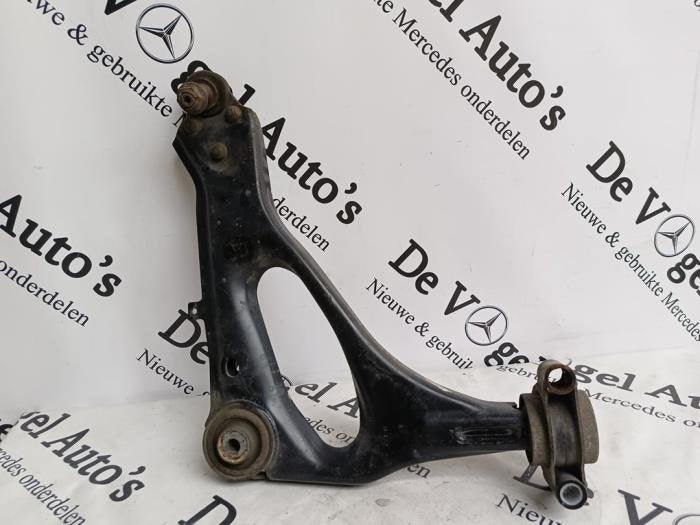 Draagarm rechts-voor van een Mercedes Vito, Auto-onderdelen, Ophanging en Onderstel, Gebruikt, -, Ophalen of Verzenden, -