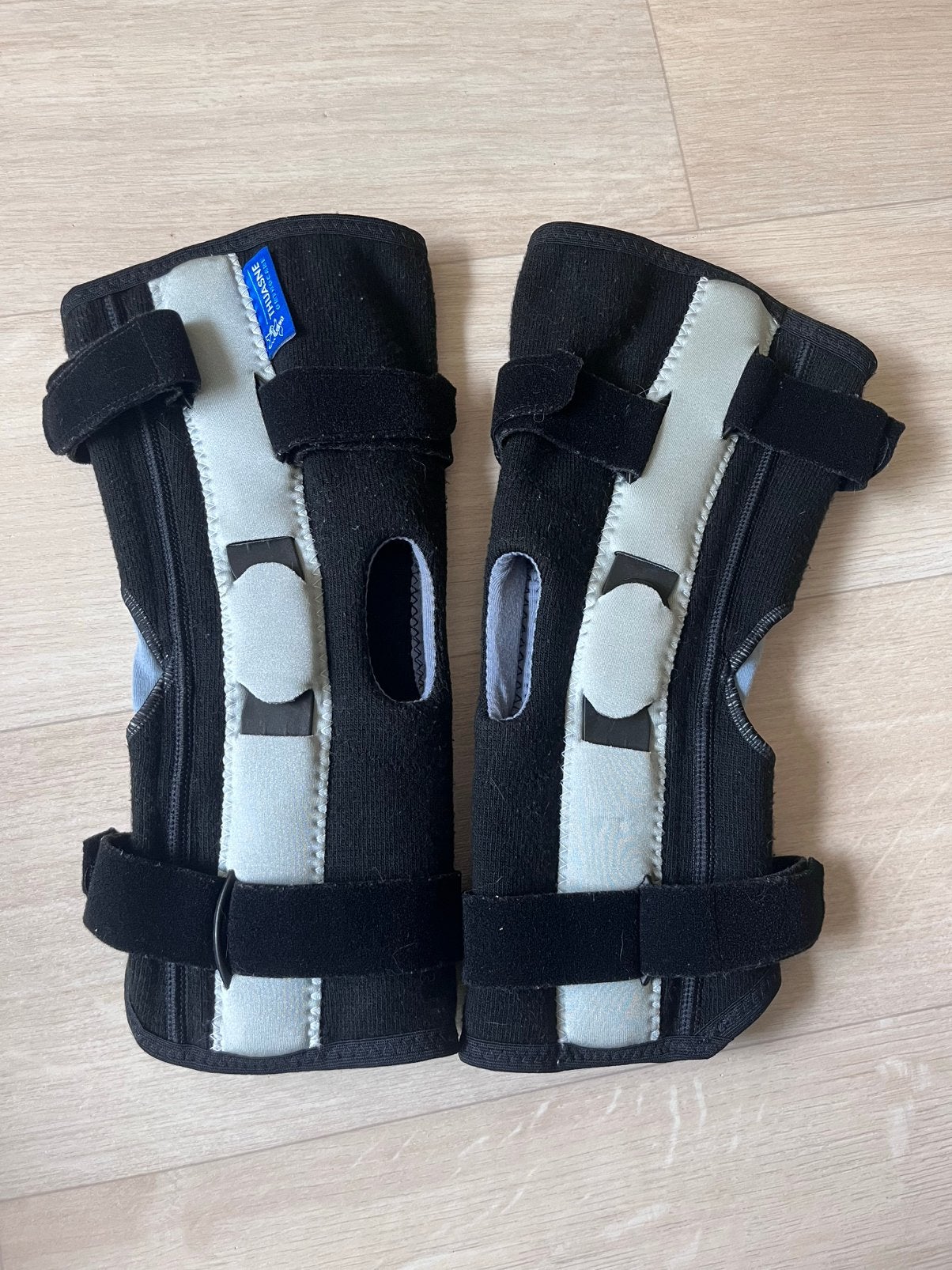 Set van 2 Thuasne kniebraces Genu Ligaflex G2 maat 1, Ophalen of Verzenden, Zo goed als nieuw