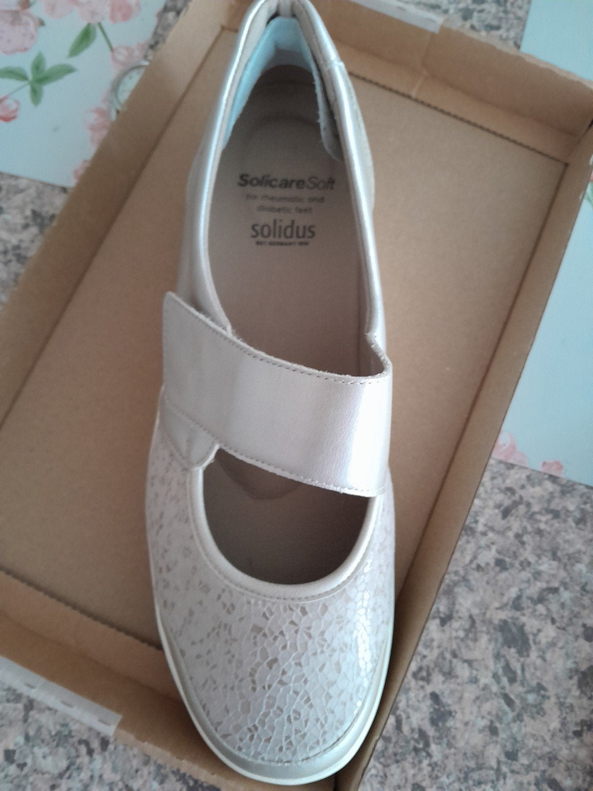 mooie nieuwe beige dames schoenen met klitband maat 6, Kleding | Dames, Beige, Dansschoenen, Ophalen of Verzenden, Modus