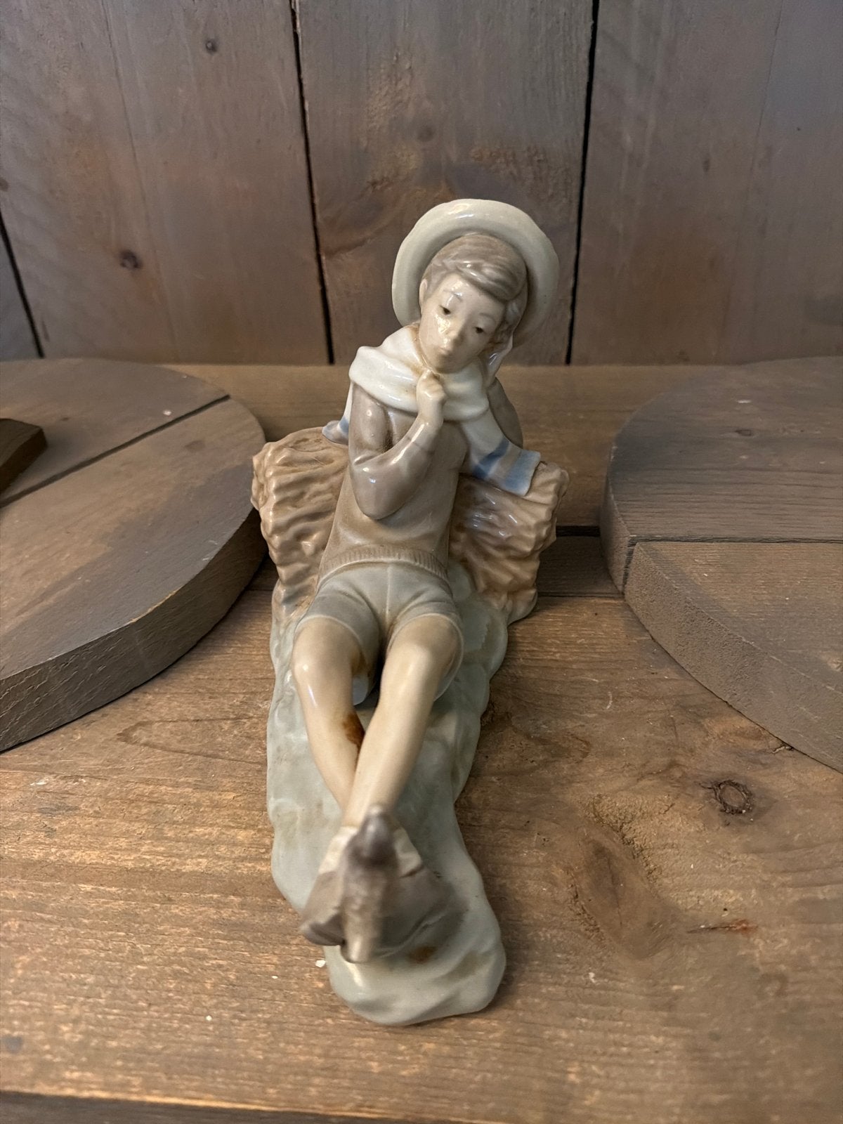 Lladro beeldje jongen met vogel - mist een vingertje, Ophalen of Verzenden, Gebruikt, Mens