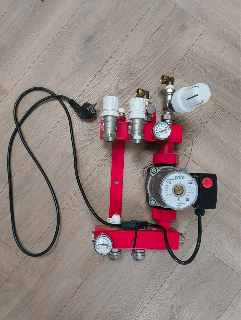 Wilo RS25/4-3 Circulatiepomp met tweegroepenverdeler, Gebruikt, Minder dan 30 cm, Overige typen, Minder dan 60 cm