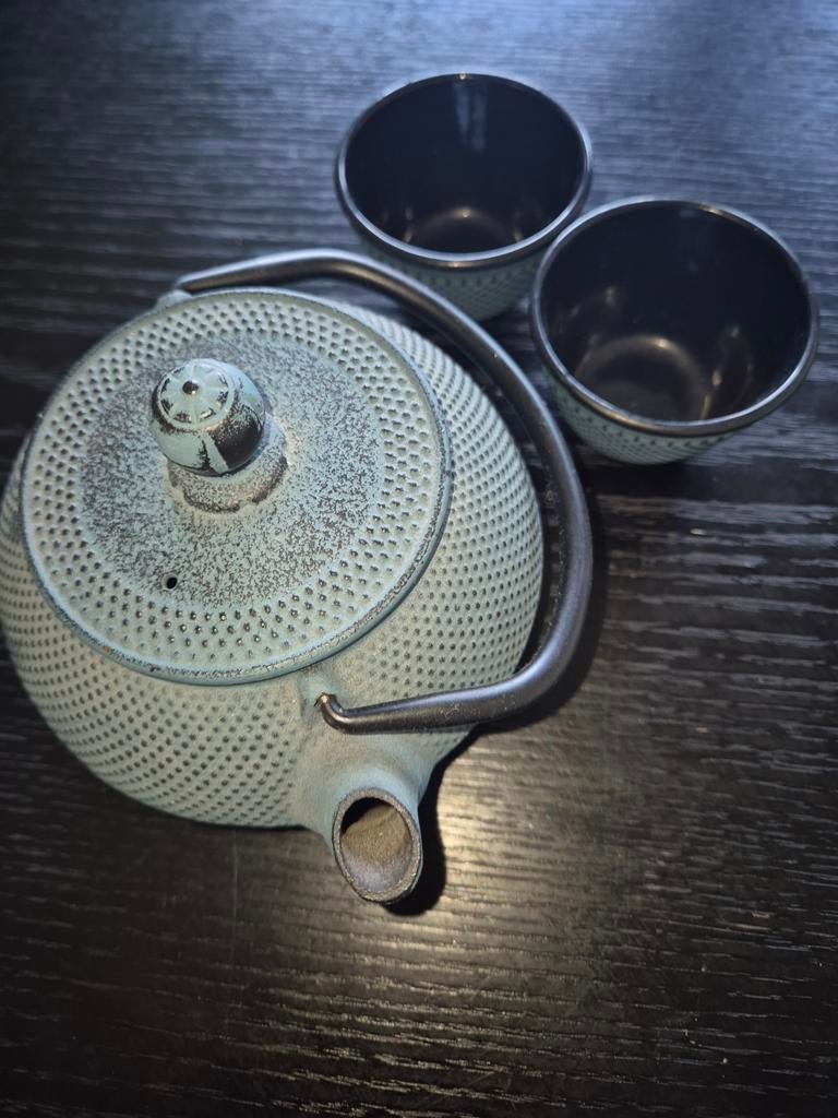Gietijzeren theepotje en twee chinese kopjes, Huis en Inrichting, Keuken | Potten en Pannen, Ophalen of Verzenden, Zo goed als nieuw
