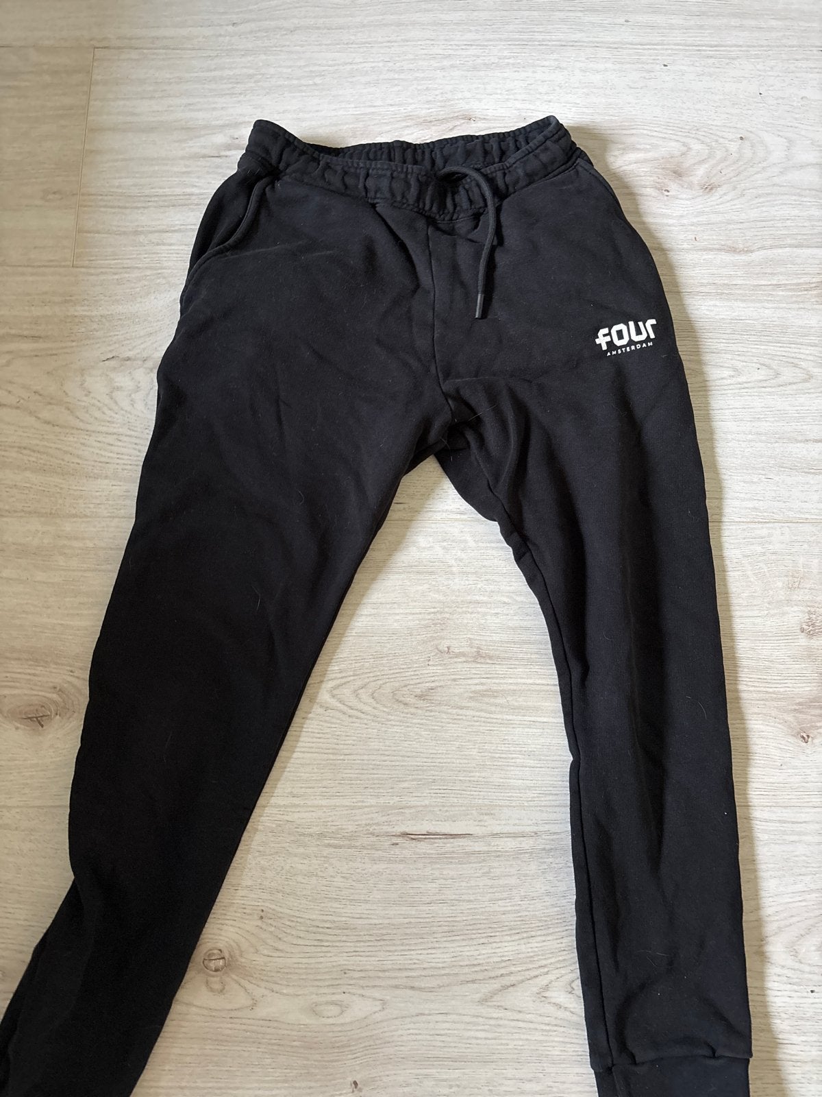 FOUR Amsterdam Joggingbroek Zwart xs, Kleding | Dames, Maat 38/40 (M), Zwart, Ophalen of Verzenden, Lang