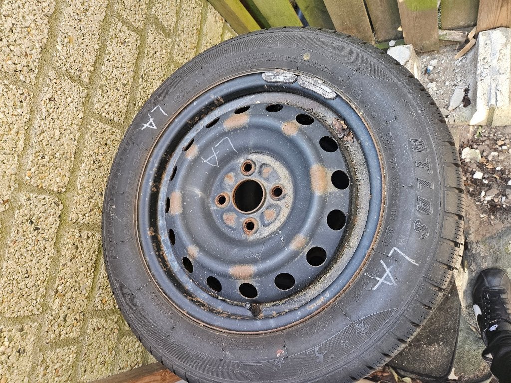 Winterbanden 15 inch – passend onder Toyota Yaris bj. 2011, Auto-onderdelen, Banden en Velgen, Ophalen, Gebruikt, 15 inch, Banden en Velgen