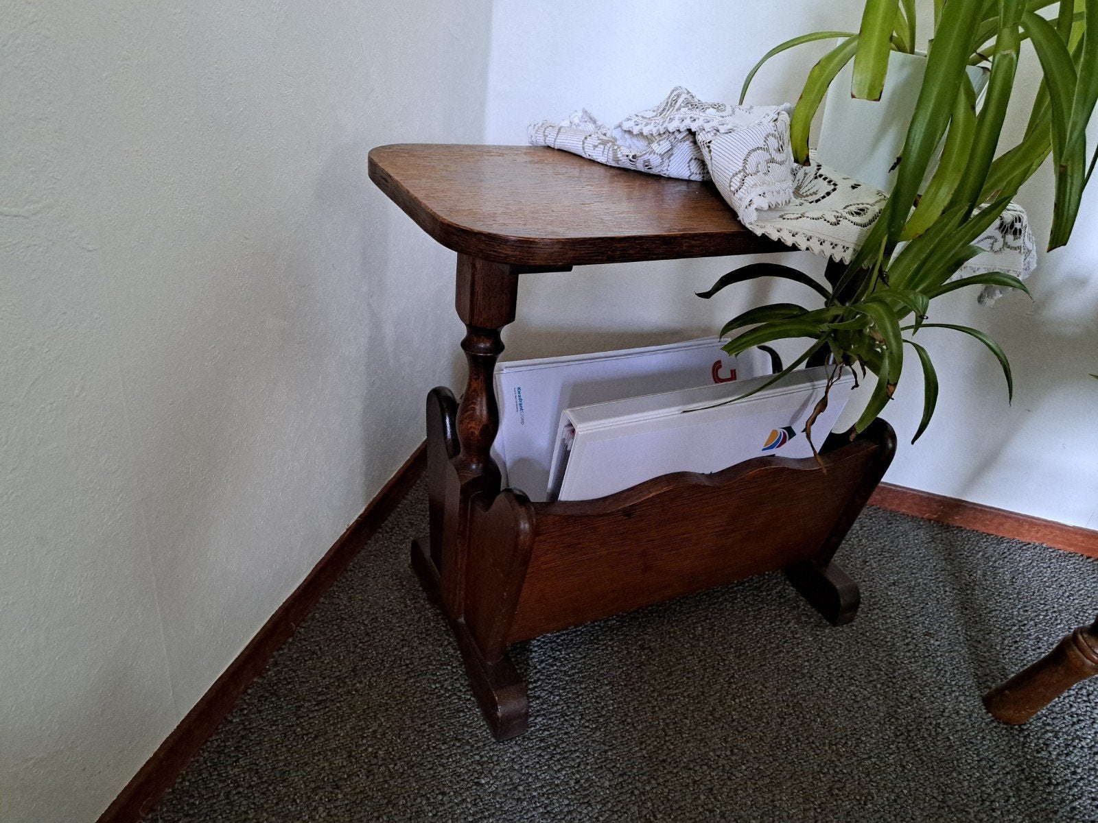 Vintage houten bijzettafel met krantenrek krantenbak, Ophalen of Verzenden