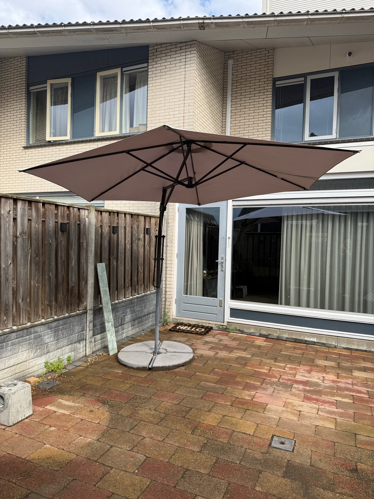 Zweefparasol met voet - Grijs/Taupe, Ophalen, Gebruikt, 2 tot 3 meter, Zweefparasol