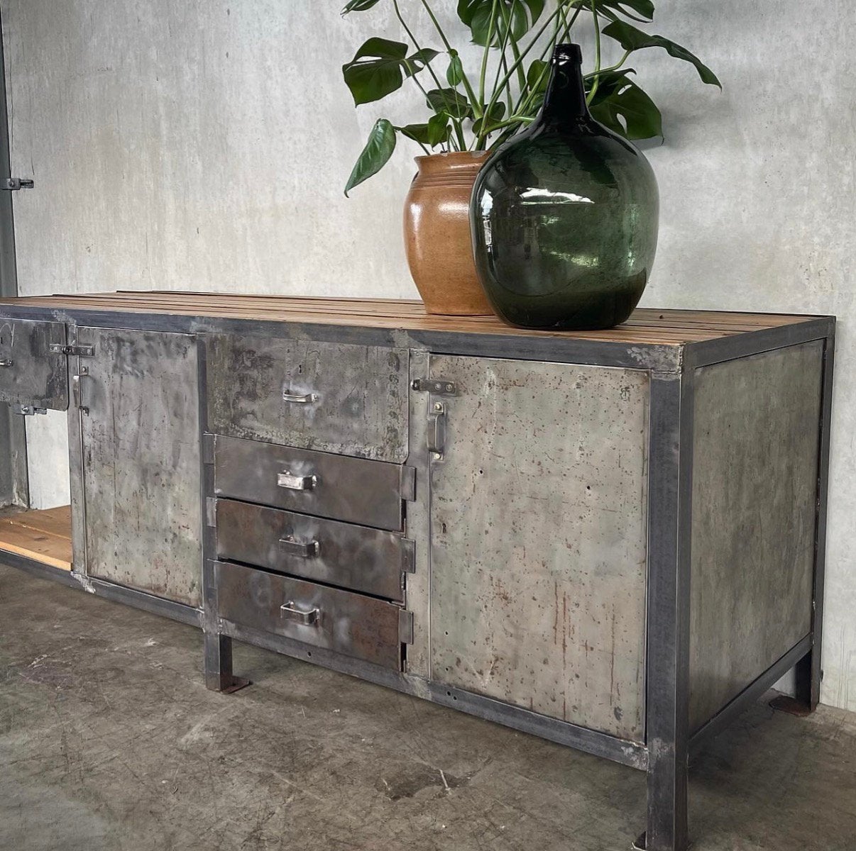 Oude stalen werkbank, vintage toonbank, keukeneiland, kast, Antiek en Kunst, Ophalen