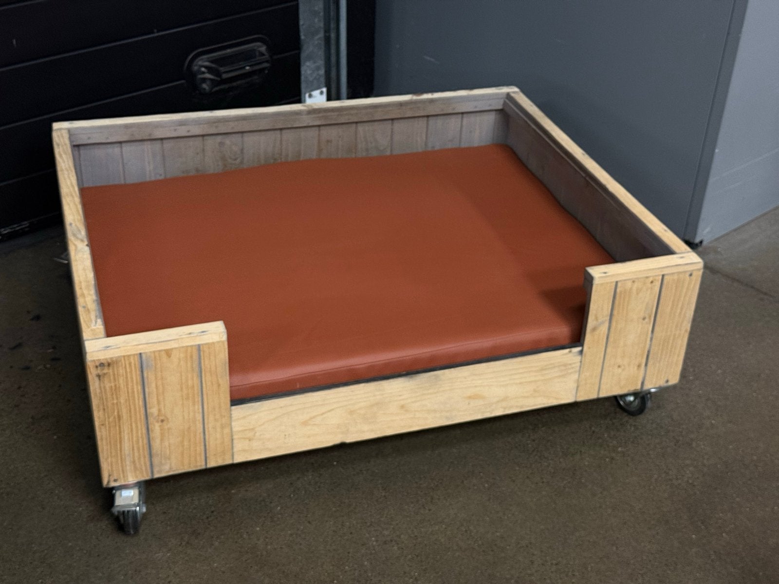 Nieuwe Luxe Houten Hondenmand 100x80cm Kunstleder op Wielen, Ophalen