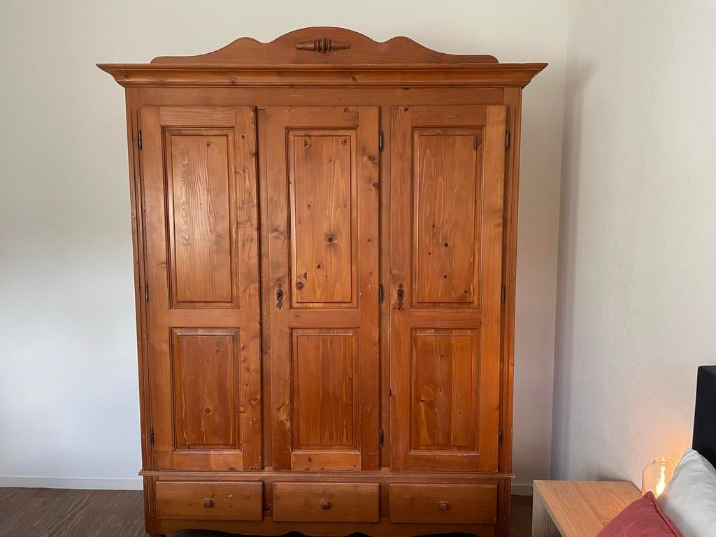 Antieke grenen houten kledingkast met 3 deuren en lades, Huis en Inrichting, Gebruikt, 100 tot 150 cm, 200 cm of meer, Grenenhout