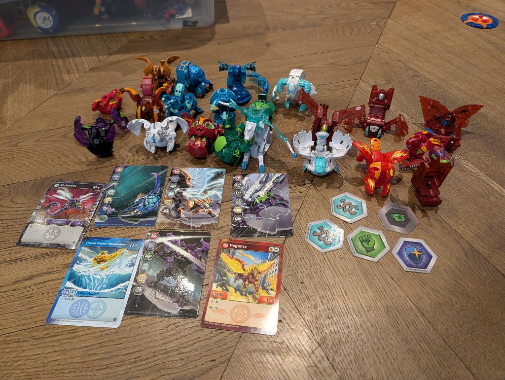 Bakugan mix set + kaarten, Verzamelen, Speelgoed, Gebruikt, Ophalen of Verzenden