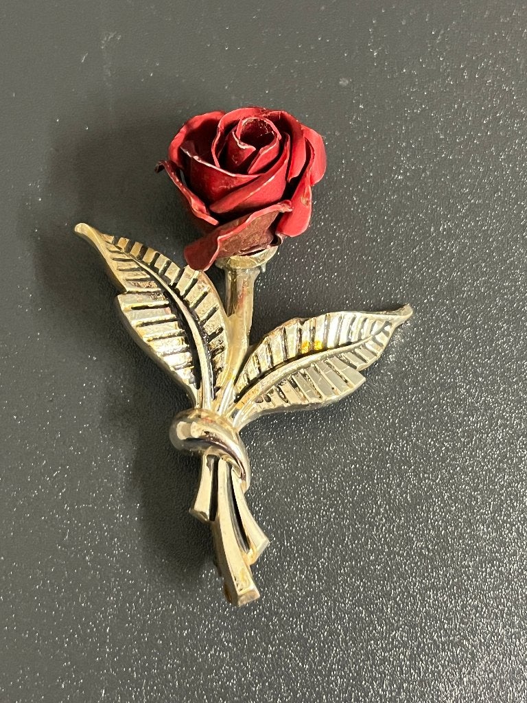 Vintage rode roos broche, goudkleurige bloemspeld, Overige materialen, 4 tot 7 cm, Ophalen of Verzenden, Zo goed als nieuw