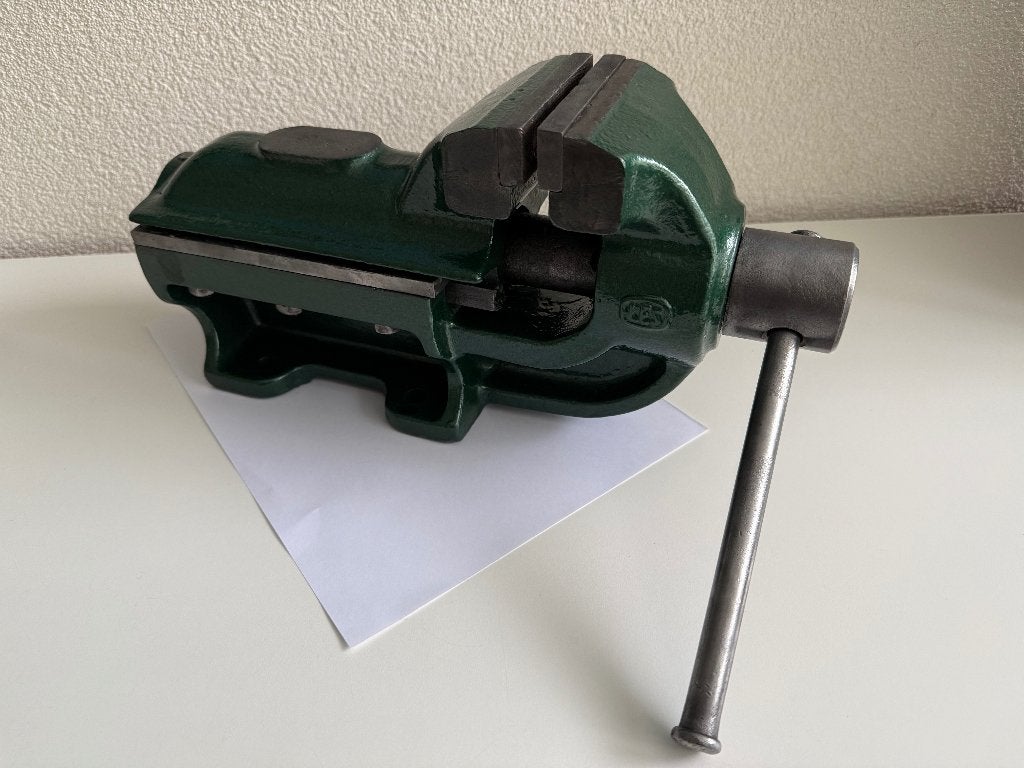 Vintage Oost-Duitse LES instrumentmakersbankschroef (100 mm), Ophalen of Verzenden, Gebruikt, Minder dan 70 cm, Bankschroef
