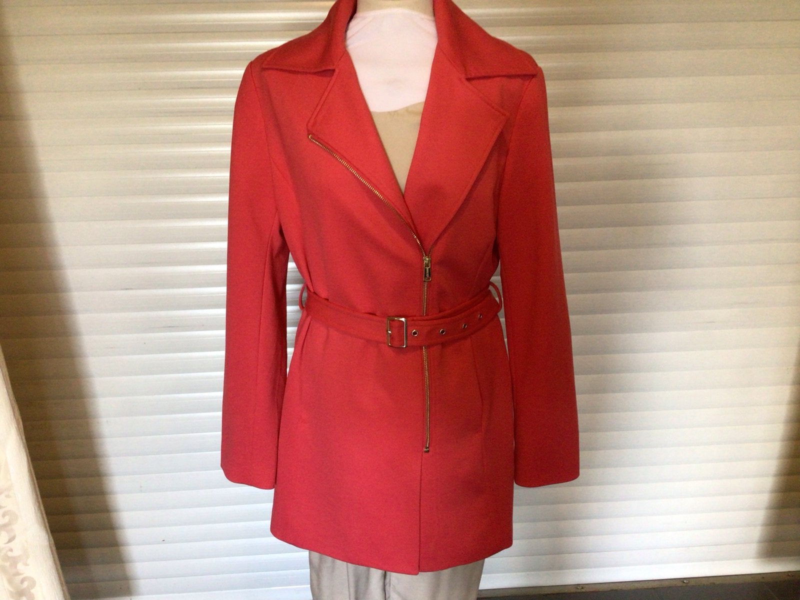 Guess Dames Jas Maat 38 - Stijlvol en Comfortabel, Ophalen of Verzenden, Zo goed als nieuw, Maat 38/40 (M), Rood