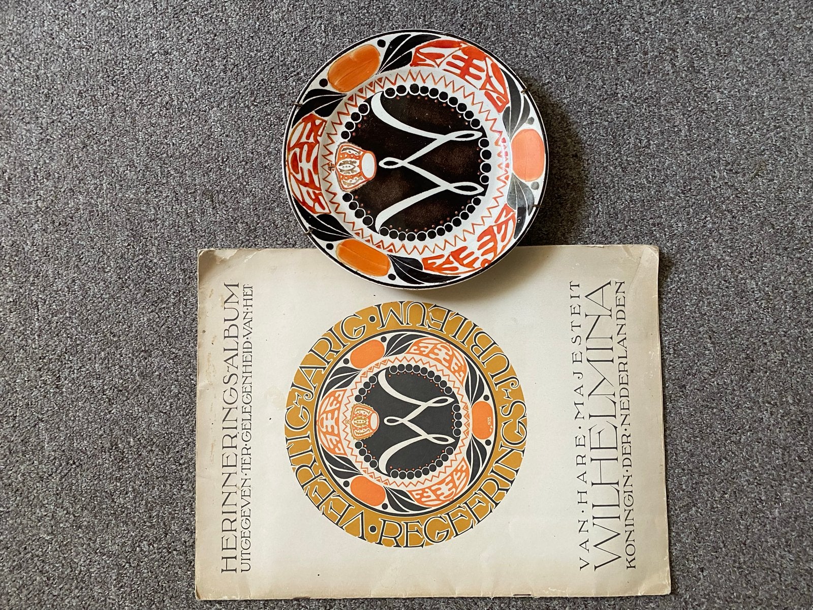 Petrus Regout Wilhelmina Jubileum Bord met Album 1898-1938, Antiek en Kunst, Antiek | Wandborden en Tegels, Ophalen of Verzenden