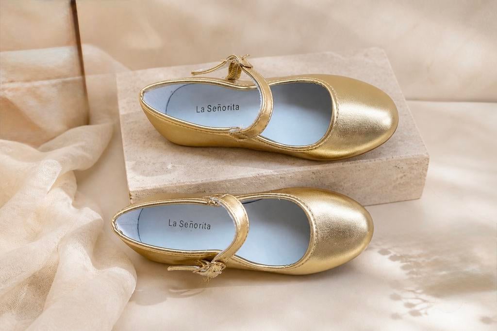 Gouden Ballerina schoenen  met bandje - La Señorita maat 37, Geel, Zo goed als nieuw, Ballerina's, Ophalen of Verzenden