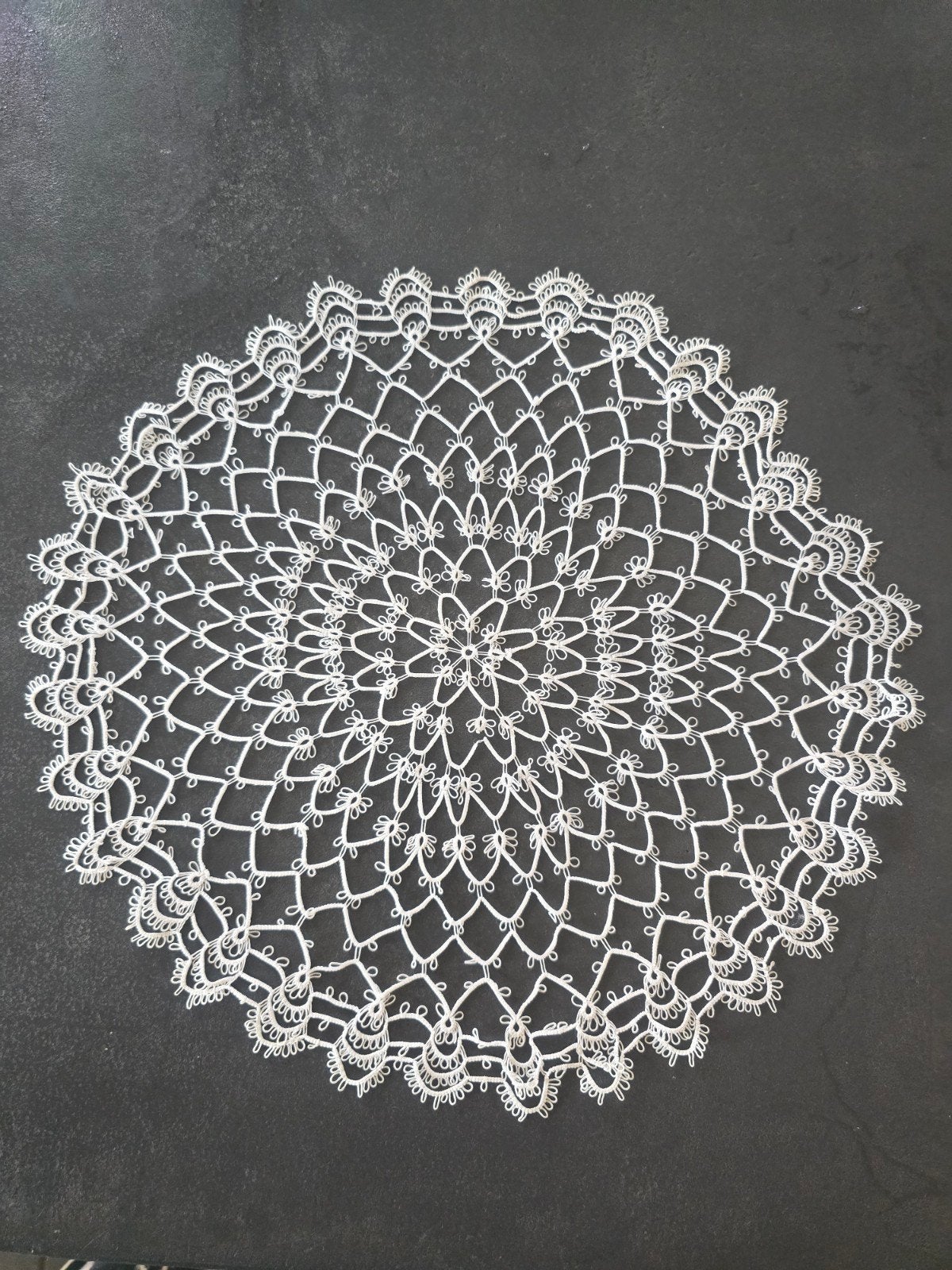 Handgemaakt ronde frivolitée‑doily (31 cm), Handgemaakt, Overige typen, Textiel, Ophalen of Verzenden