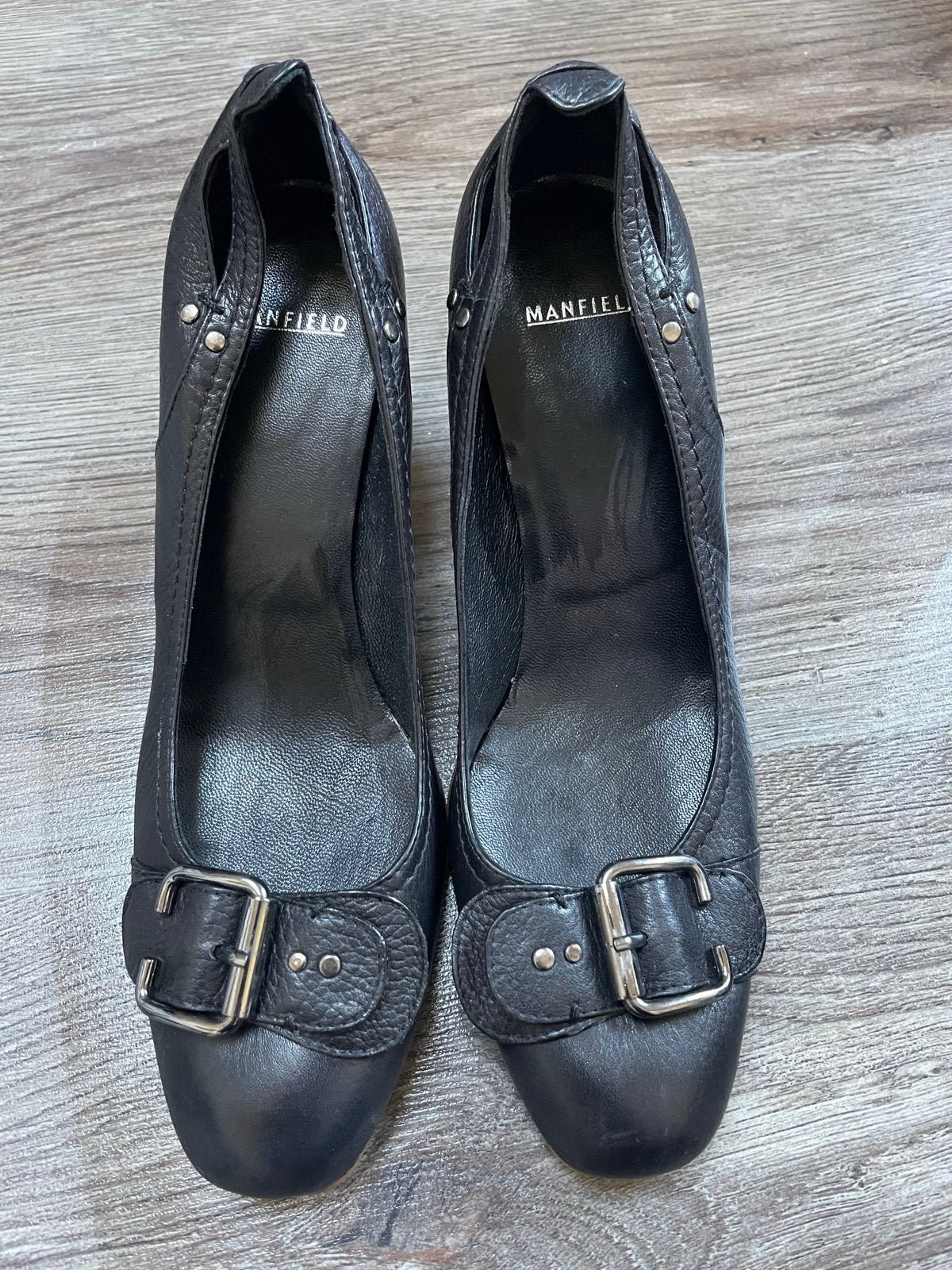 Manfield Zwarte Leren Pumps met Gesp - Maat 38, Ophalen of Verzenden, Gedragen, Zwart, Pumps