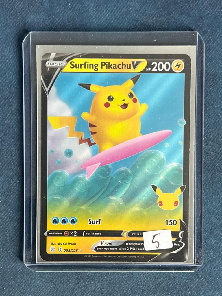 Surfing pikachu V 008 celebrations 25th anniversary, Hobby en Vrije tijd, Ophalen of Verzenden, Zo goed als nieuw