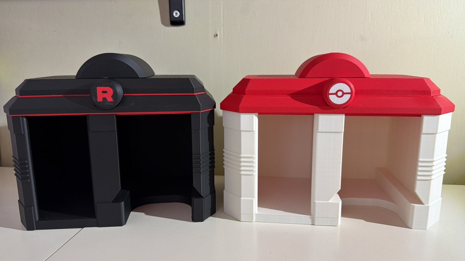 Pokémon Center toploader & sleeve dispencer, Ophalen of Verzenden, Zo goed als nieuw