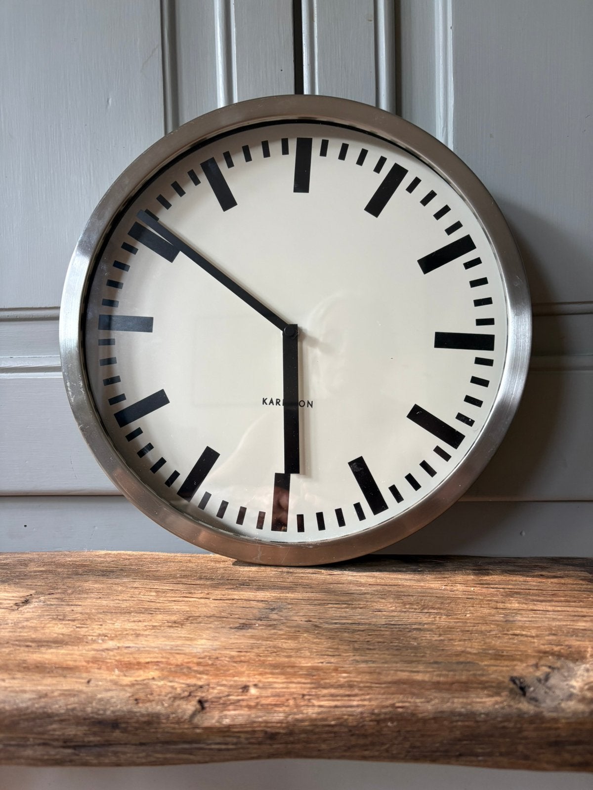 Moderne klok, strak, Huis en Inrichting, Woonaccessoires | Klokken, Ophalen, Zo goed als nieuw, Wandklok