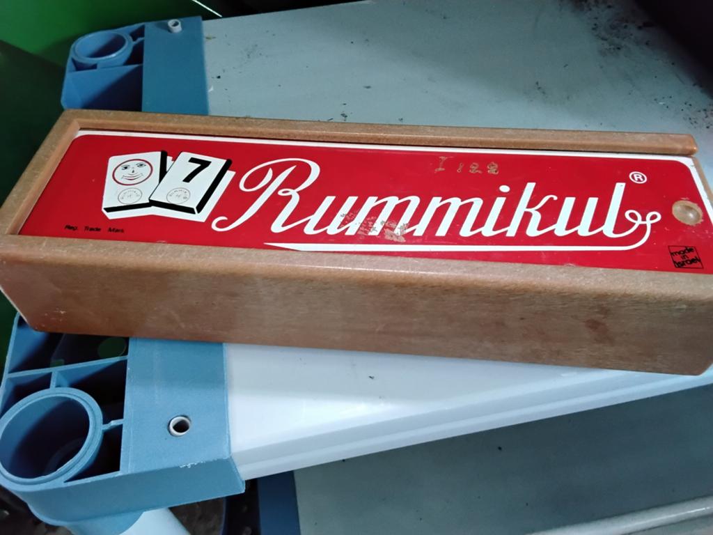 Rummikub in opbergbox, Hobby en Vrije tijd, Gezelschapsspellen | Bordspellen, Ophalen of Verzenden, Nieuw