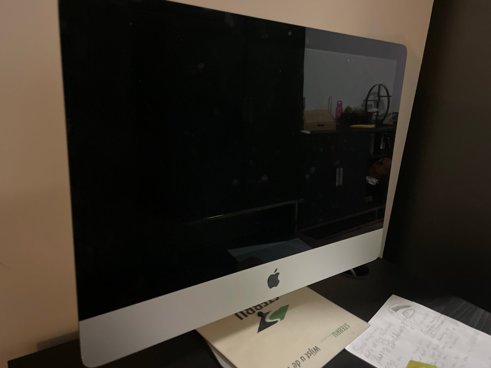 Foto 2 van iMac 24 inch (2022) en MacBook Pro (2025) - Zo goed als nieu