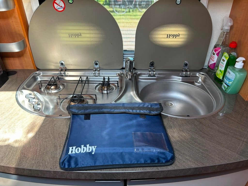 Foto 8 van Hobby 560 UFE, compleet met inventaris en voortent