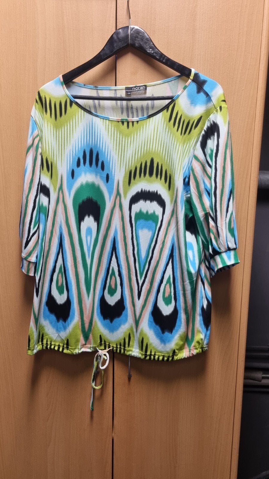 Vrolijke Norah shirt, maat 44, in goede staat, Kleding | Dames, Meerkleurig, Maat 42/44 (L), Ophalen of Verzenden, Korte mouw