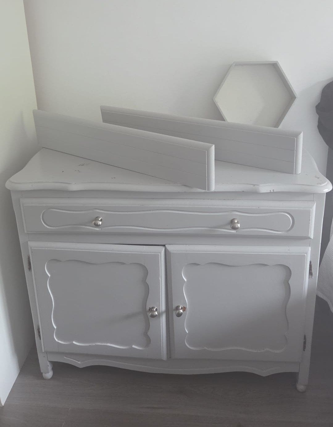 Commode met plankjes en accessoire (babykamer), Ophalen